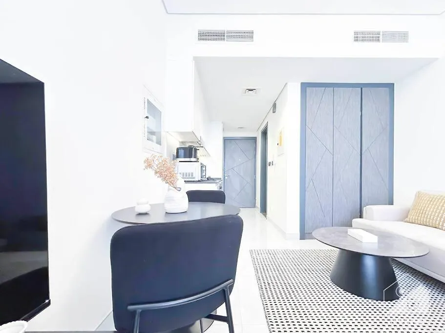 Luxurious Studio & Balcony At Samana Golf Avenue Dubai Apartment
