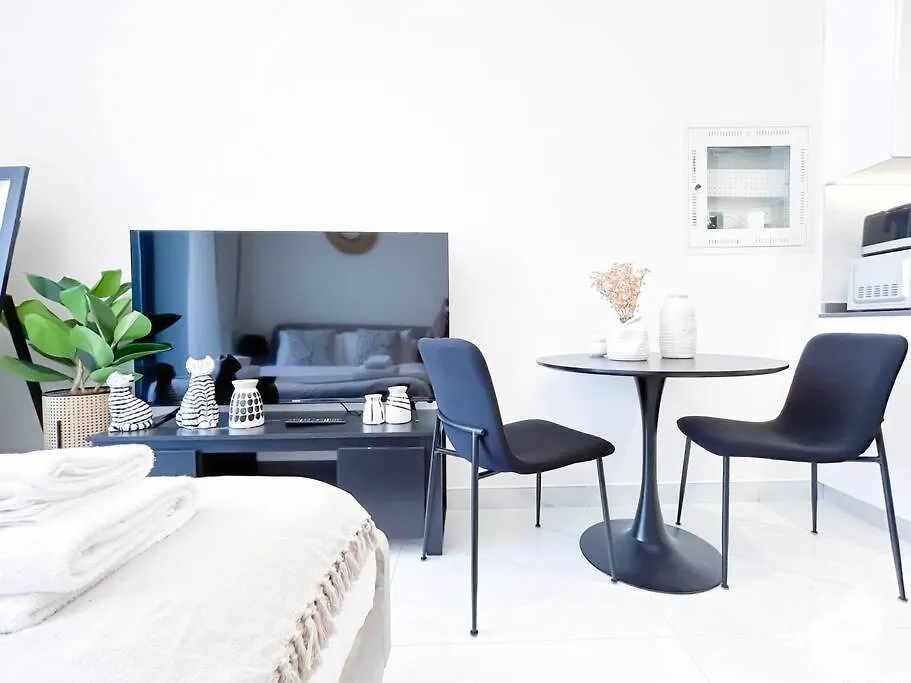 Luxurious Studio & Balcony At Samana Golf Avenue Dubai