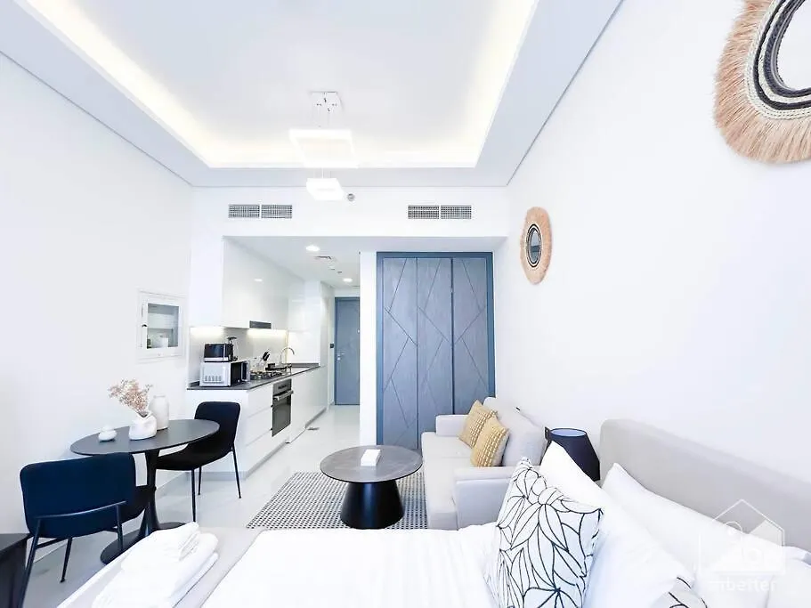 Apartment Luxurious Studio & Balcony At Samana Golf Avenue Dubai